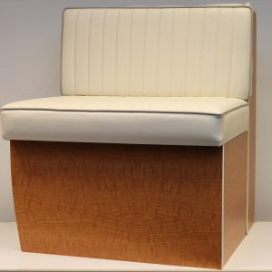 VW SO42 buddyseat achter de bestuurdersstoel.